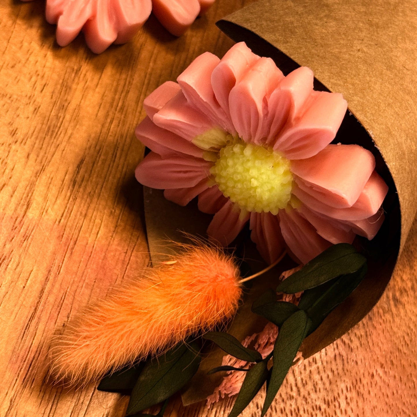 Lueora š¼ Daisy Flower Bouquet Candle ā Handmade with Pure Soy Wax & Natural Dyes