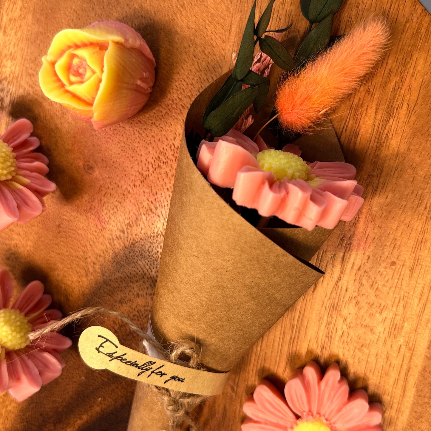 Lueora š¼ Daisy Flower Bouquet Candle ā Handmade with Pure Soy Wax & Natural Dyes