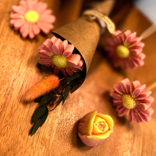Lueora 🌼 Daisy Flower Bouquet Candle – Handmade with Pure Soy Wax & Natural Dyes